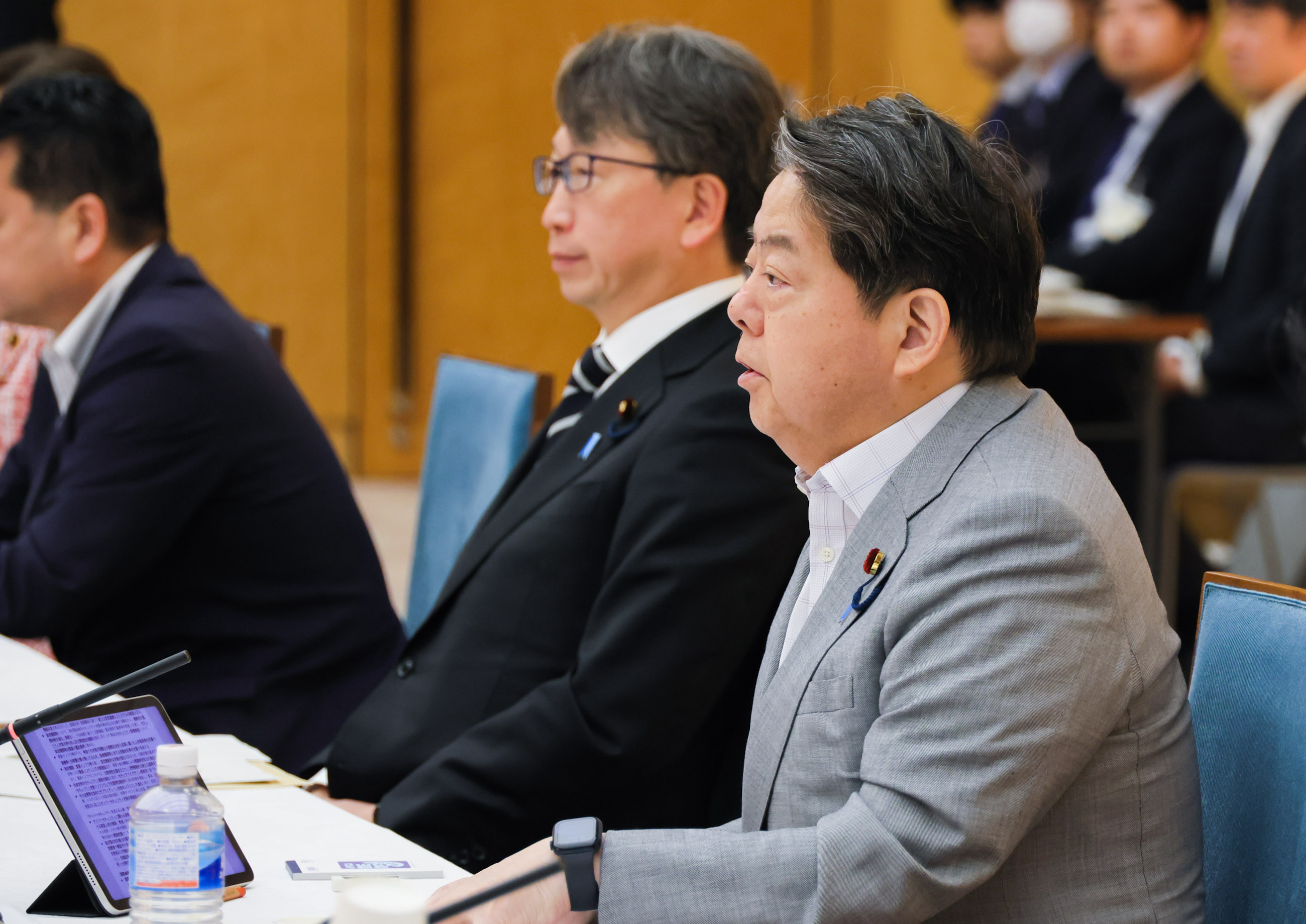 会議のまとめを行う林官房長官３