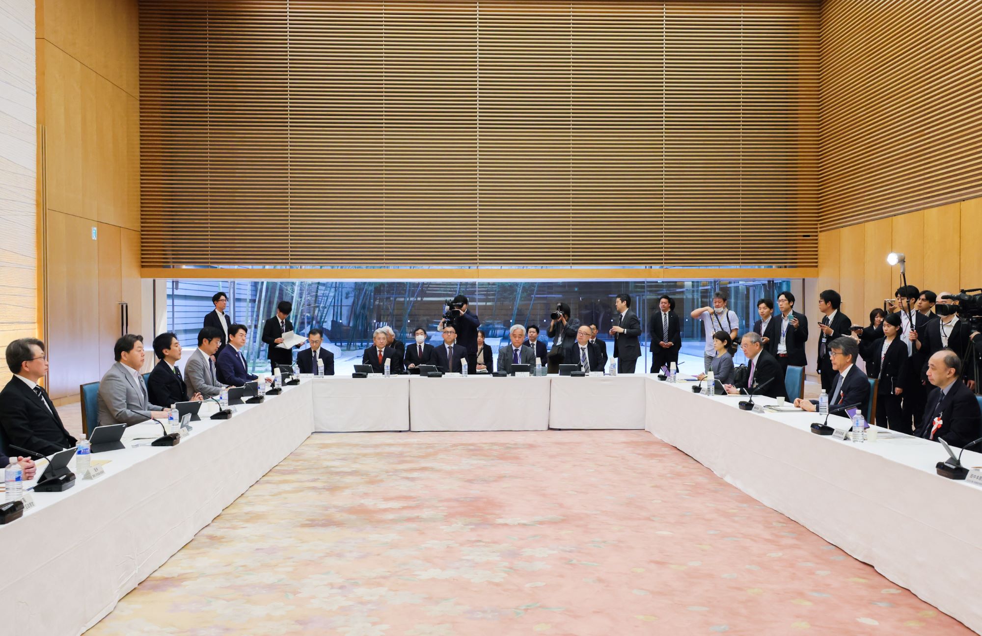 会議のまとめを行う林官房長官４