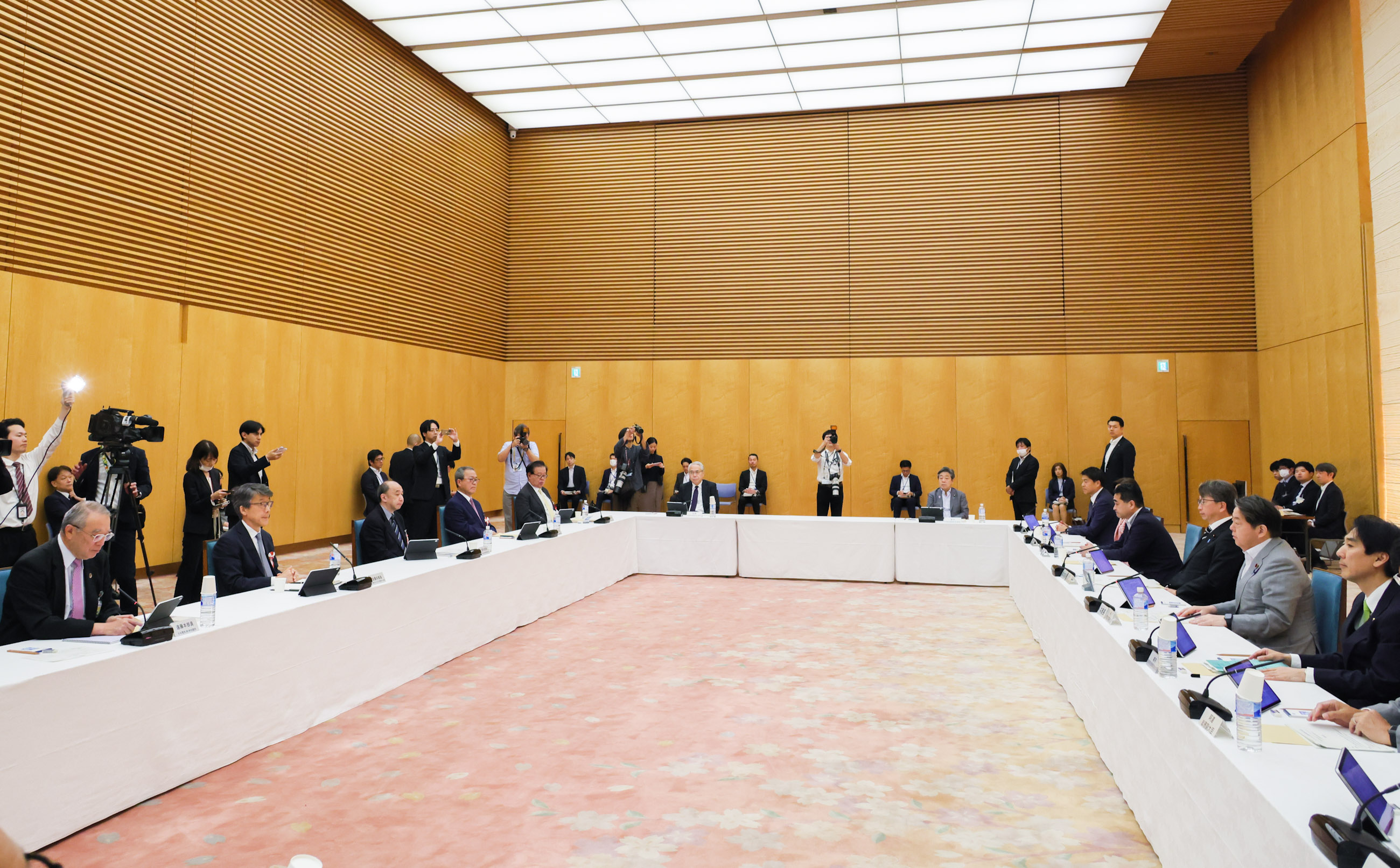 会議のまとめを行う林官房長官５