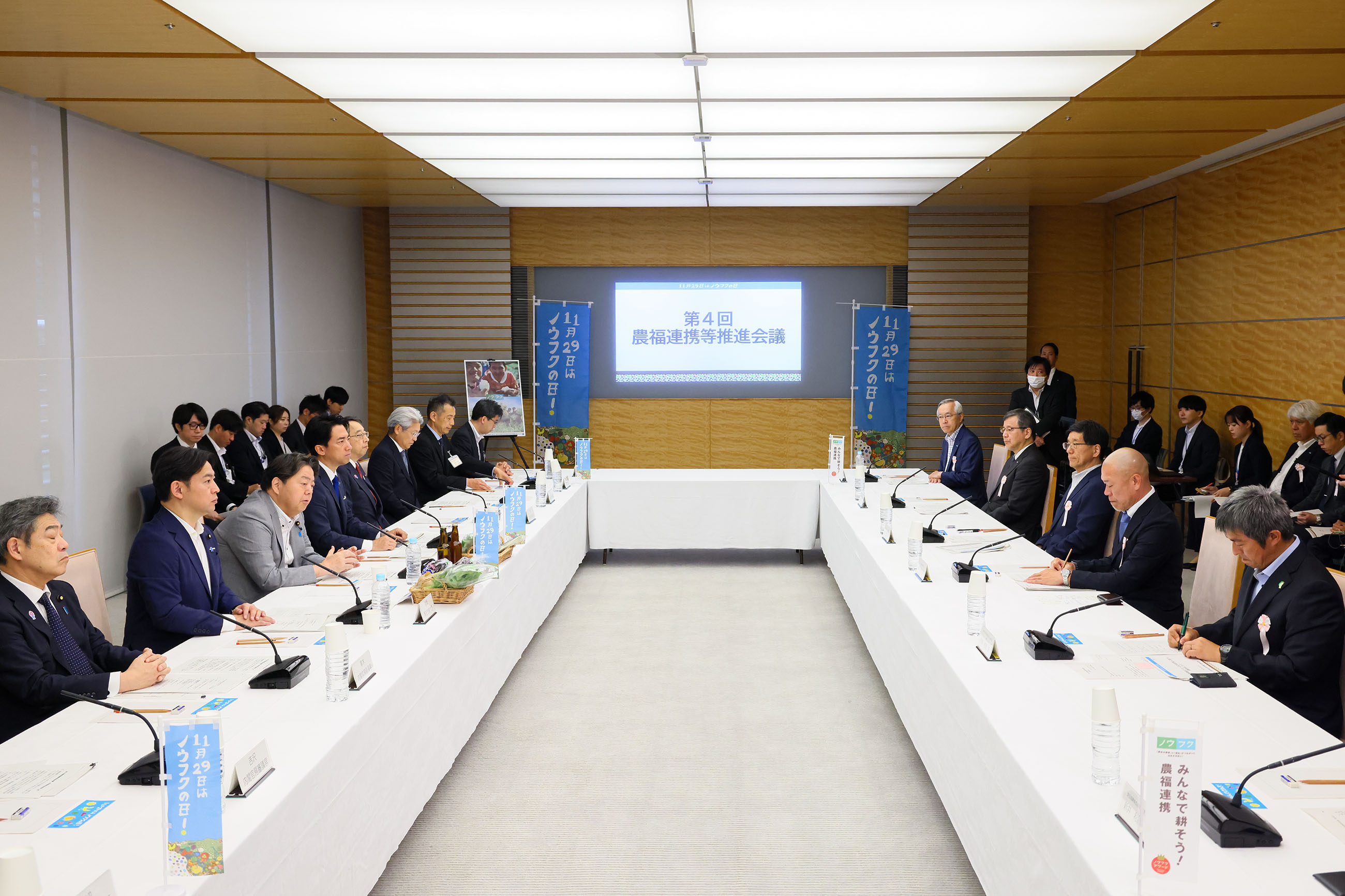 会議のまとめを行う林官房長官３