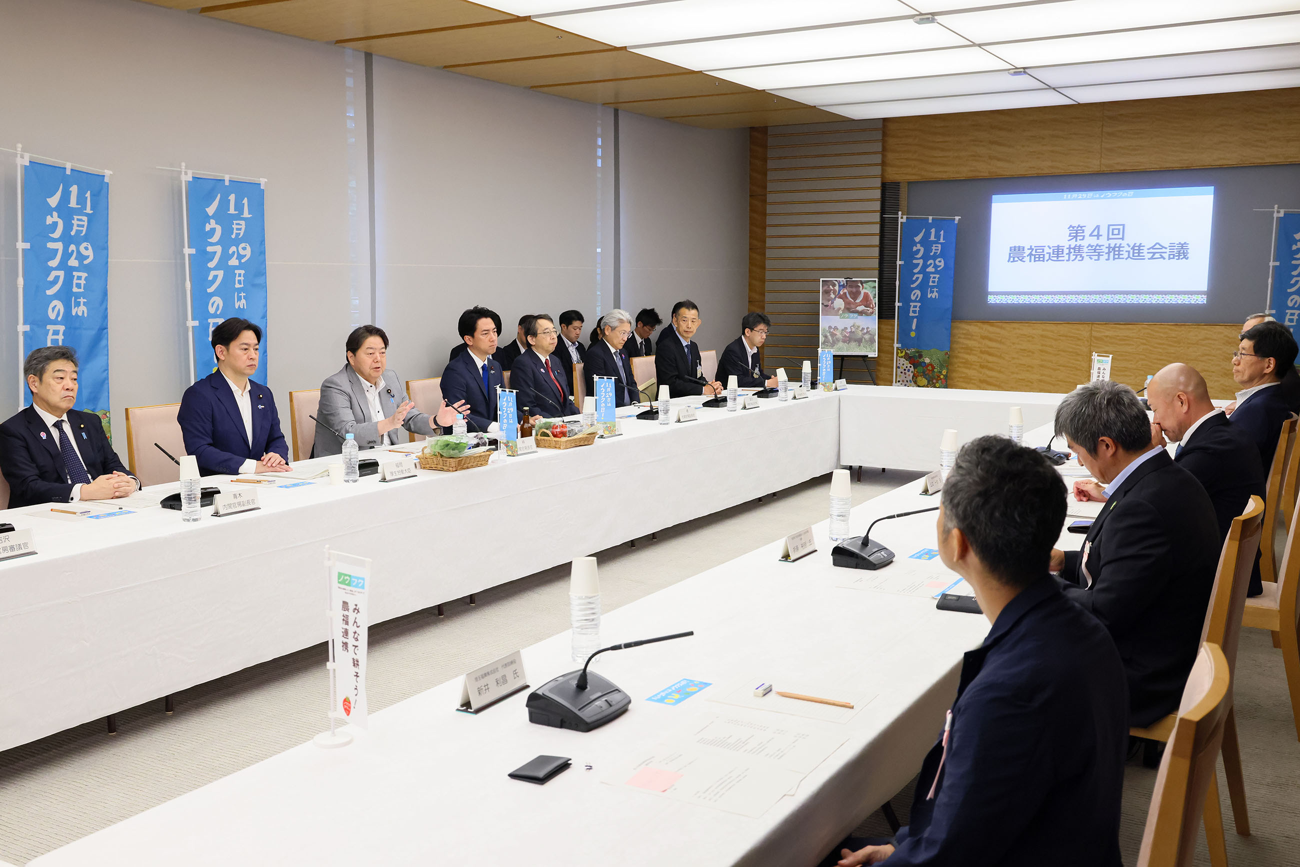 会議のまとめを行う林官房長官４