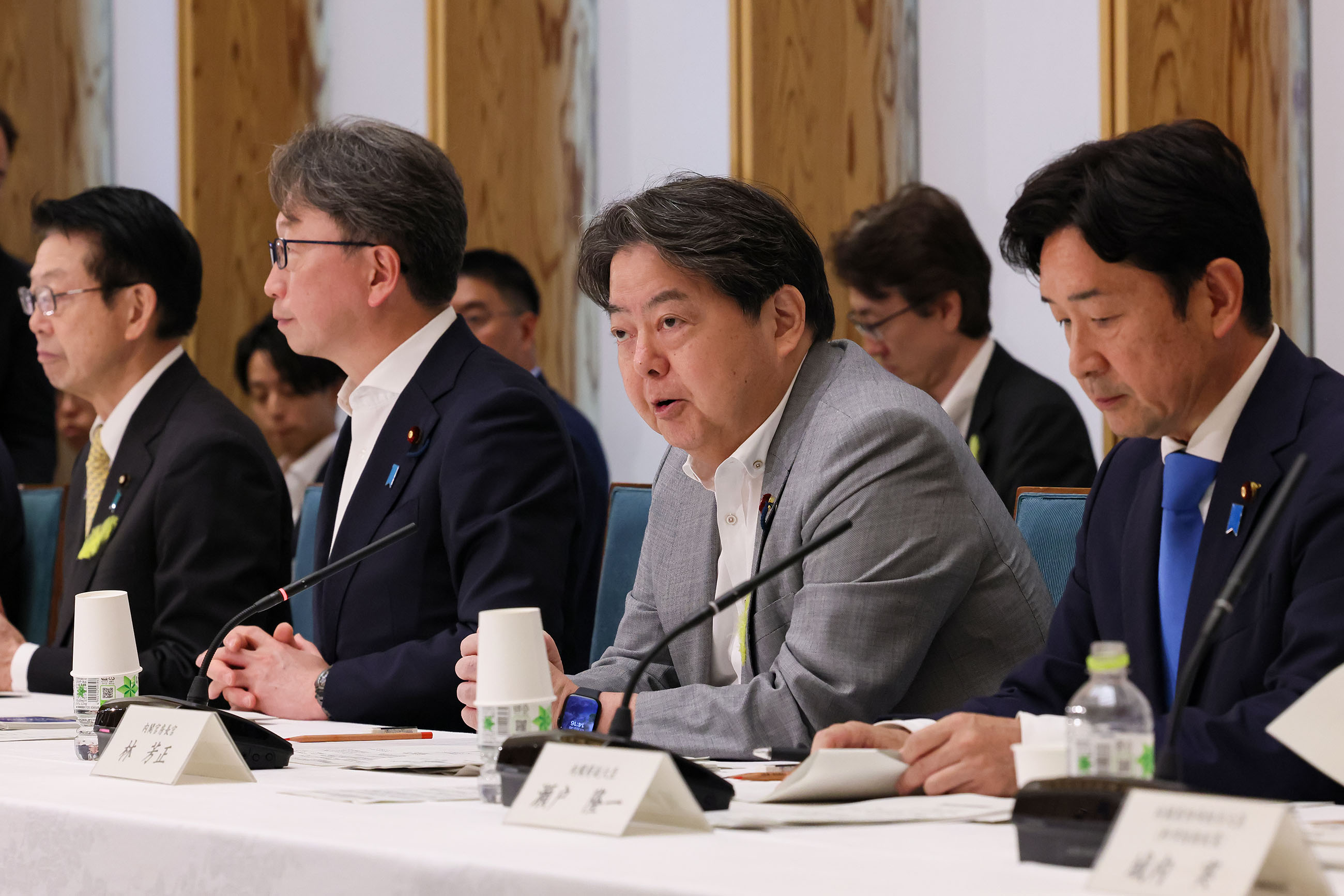 挨拶をする林官房長官１