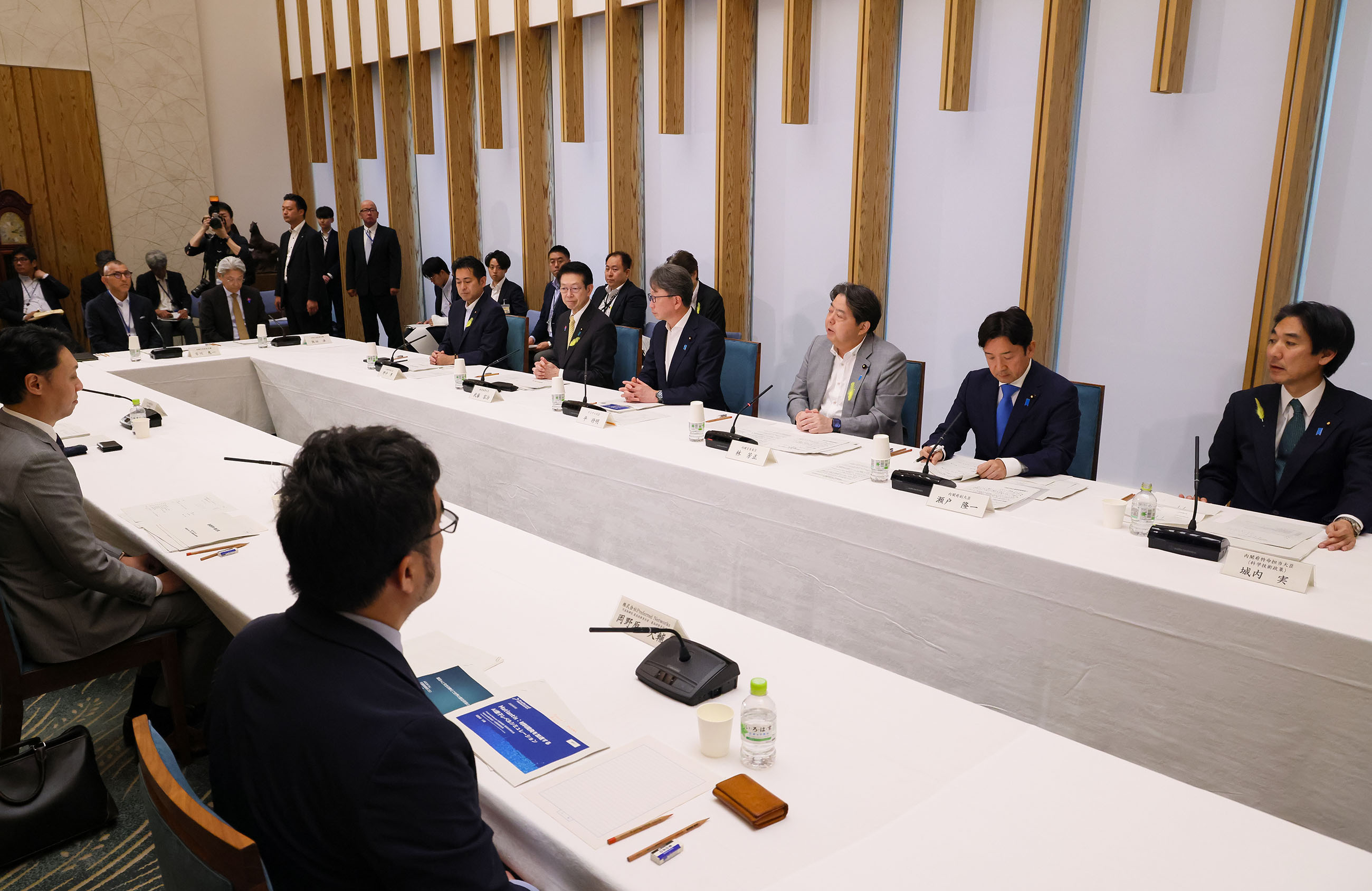 挨拶をする林官房長官２