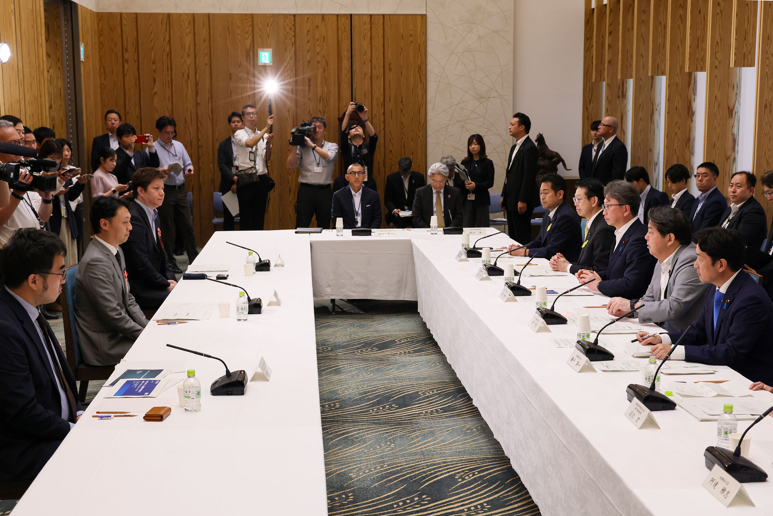挨拶をする林官房長官３