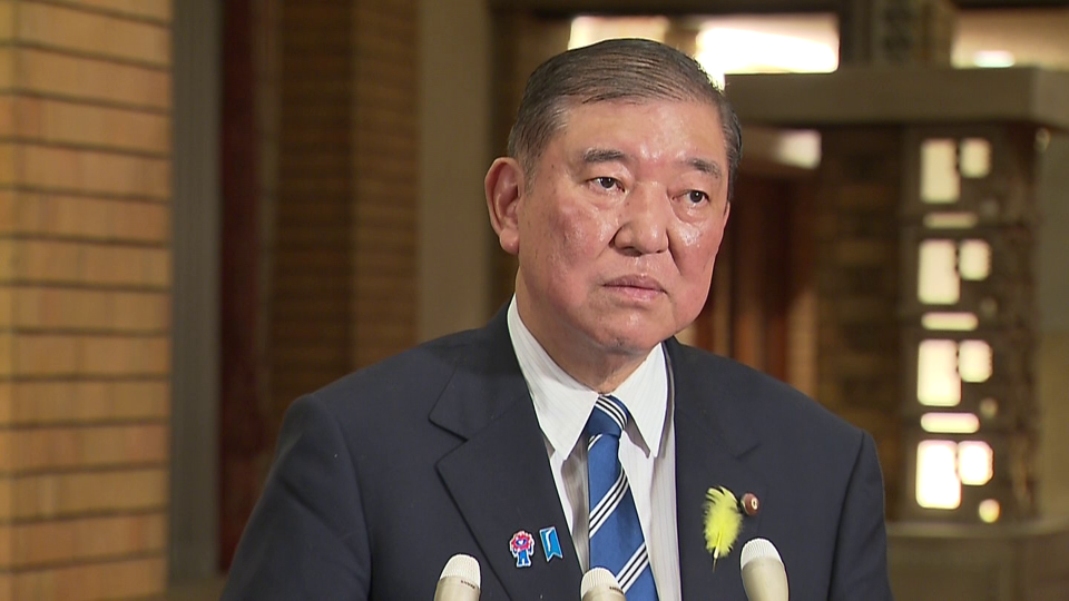 記者の質問に答える石破総理