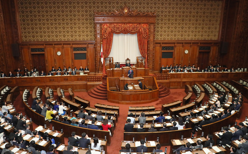 参議院本会議で答弁する安倍総理３