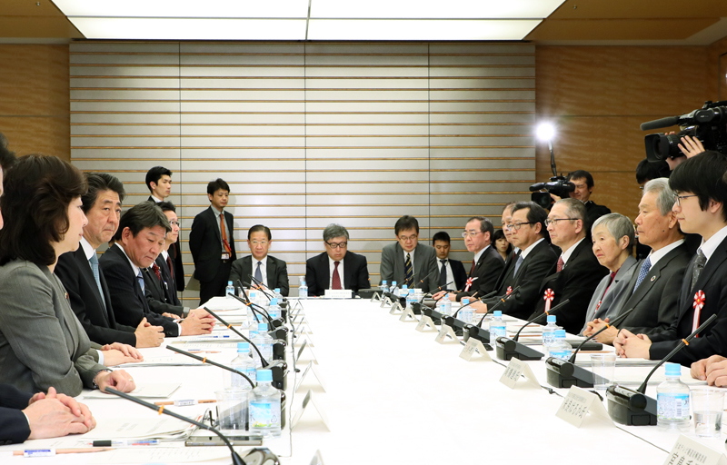 発言する安倍総理２