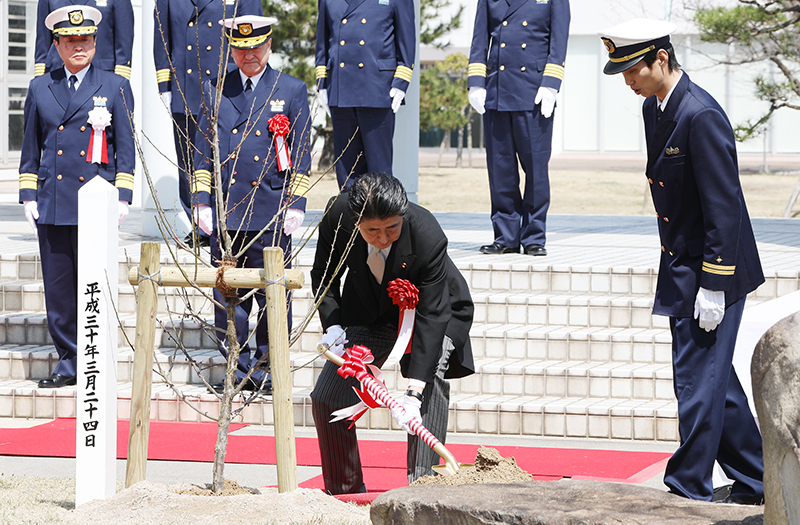 記念植樹を行う安倍総理