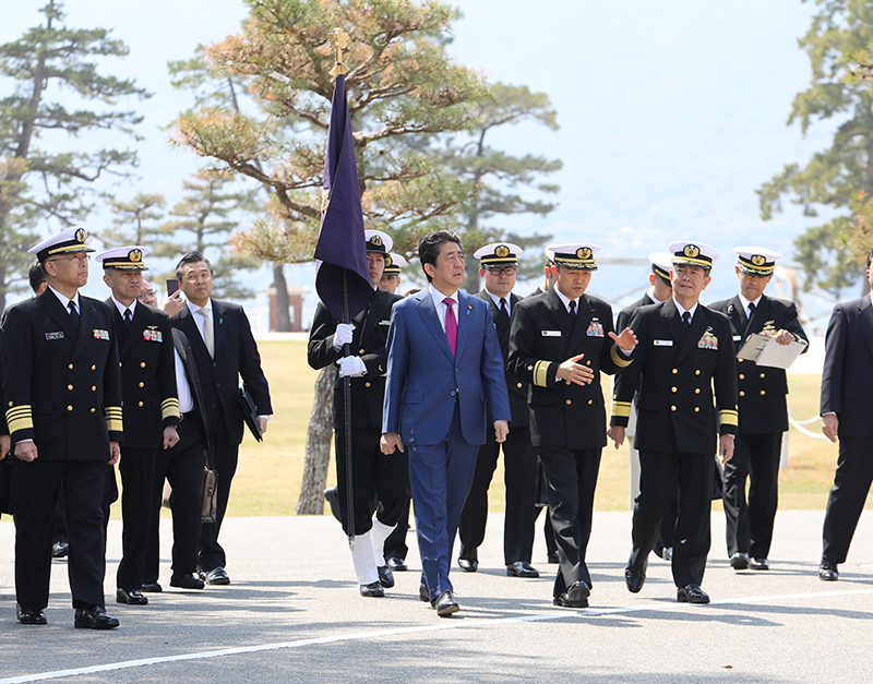 視察する安倍総理１