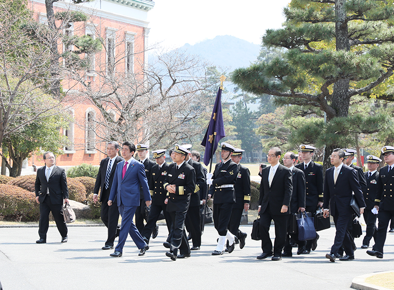 視察する安倍総理２