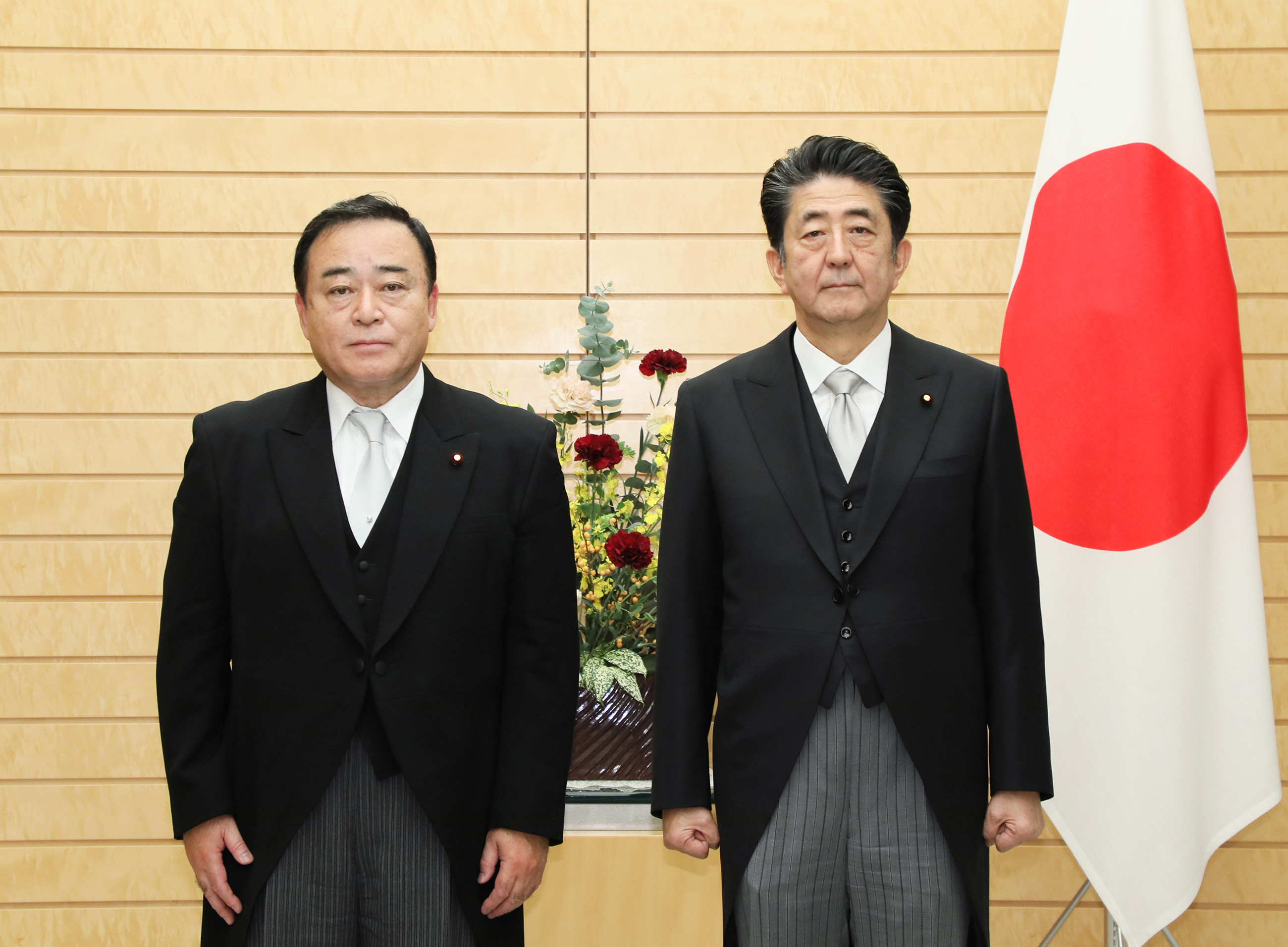 発令された梶山大臣と写真撮影に臨む安倍総理１