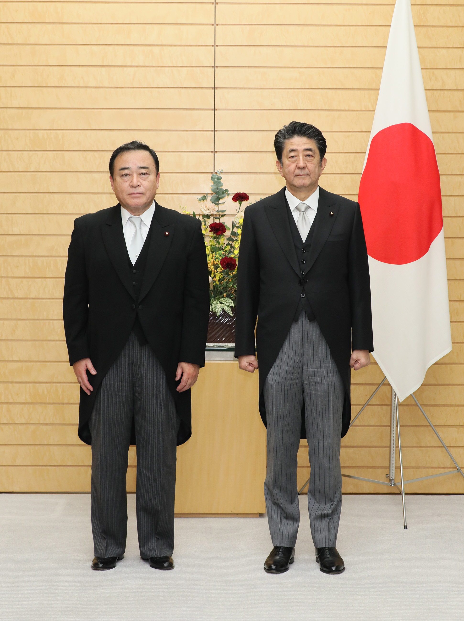 発令された梶山大臣と写真撮影に臨む安倍総理３