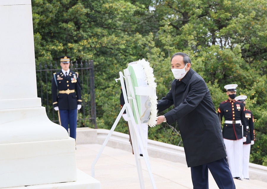 アーリントン国立墓地で献花をする菅総理３