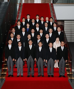 写真：第４次安倍内閣の副大臣全員による記念撮影