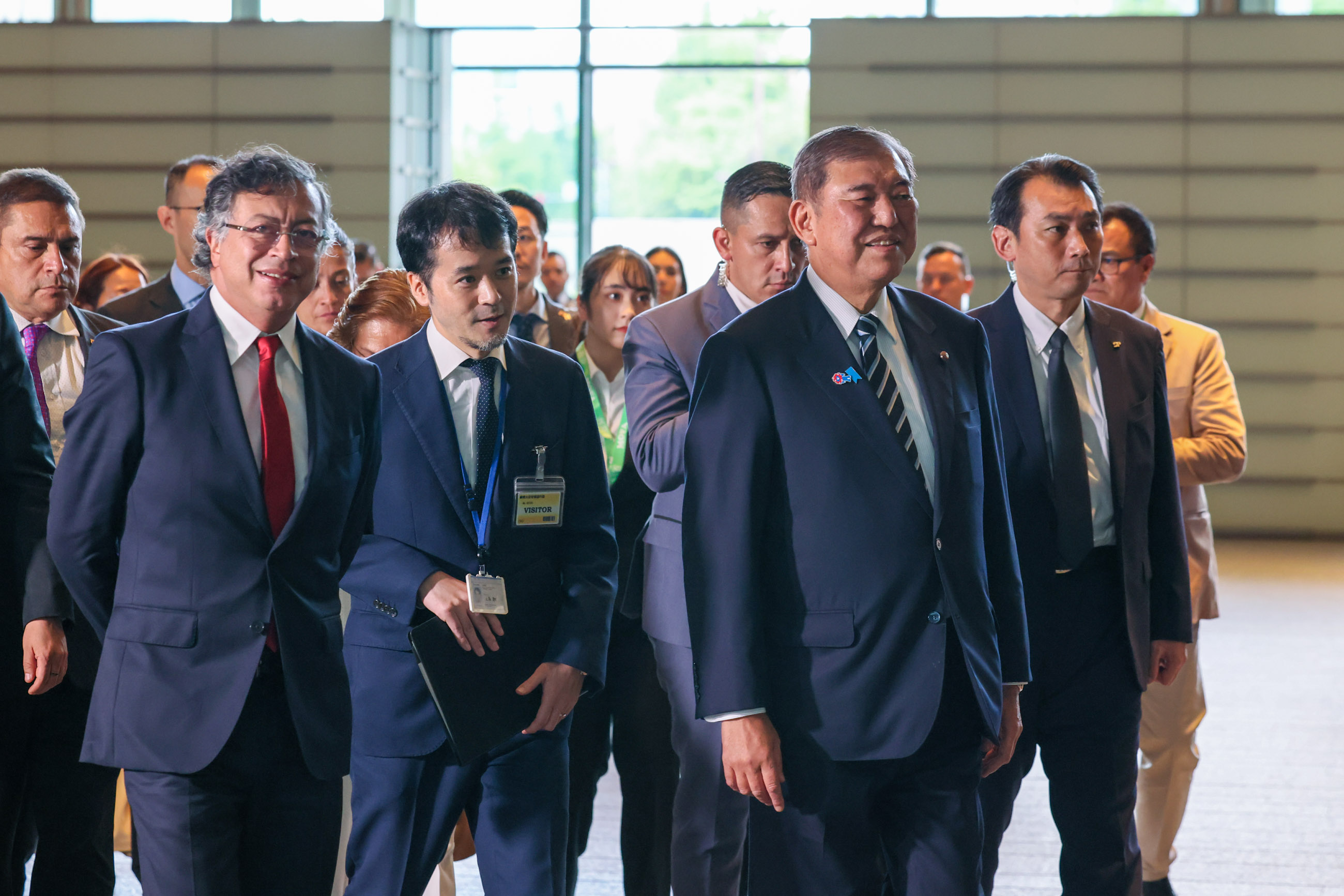 ペトロ大統領を出迎える石破総理２