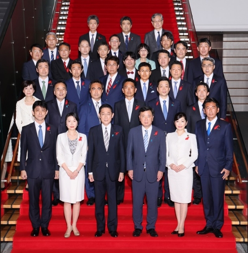 写真：岸田内閣の大臣政務官全員による記念撮影