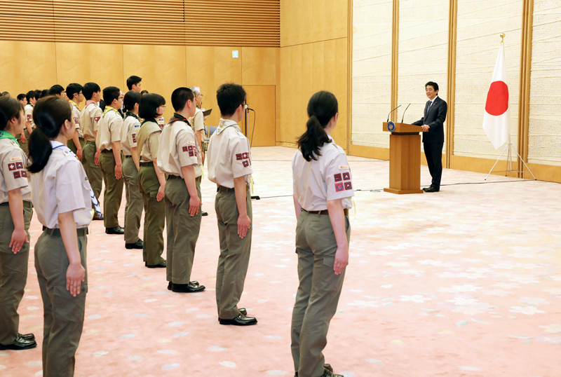 励ましの言葉をかける安倍総理２