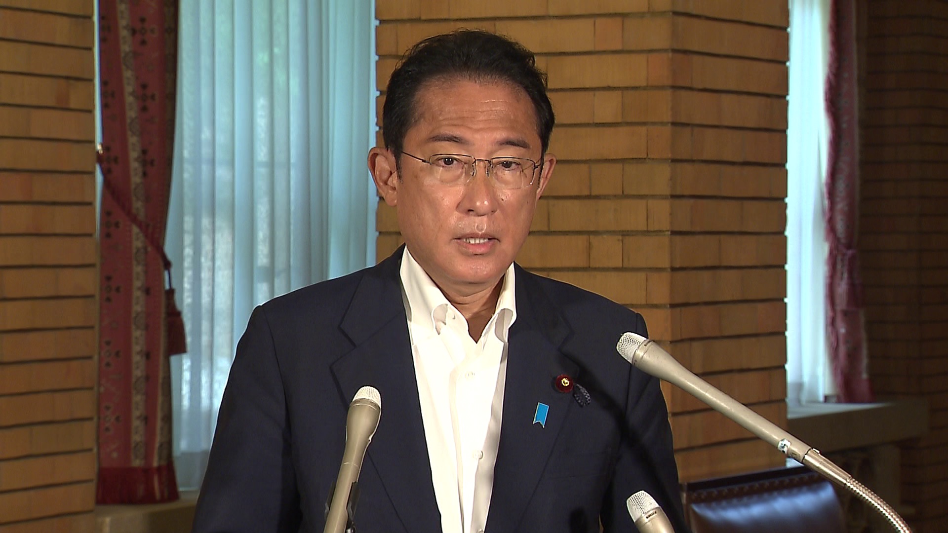 記者の質問に答える岸田総理