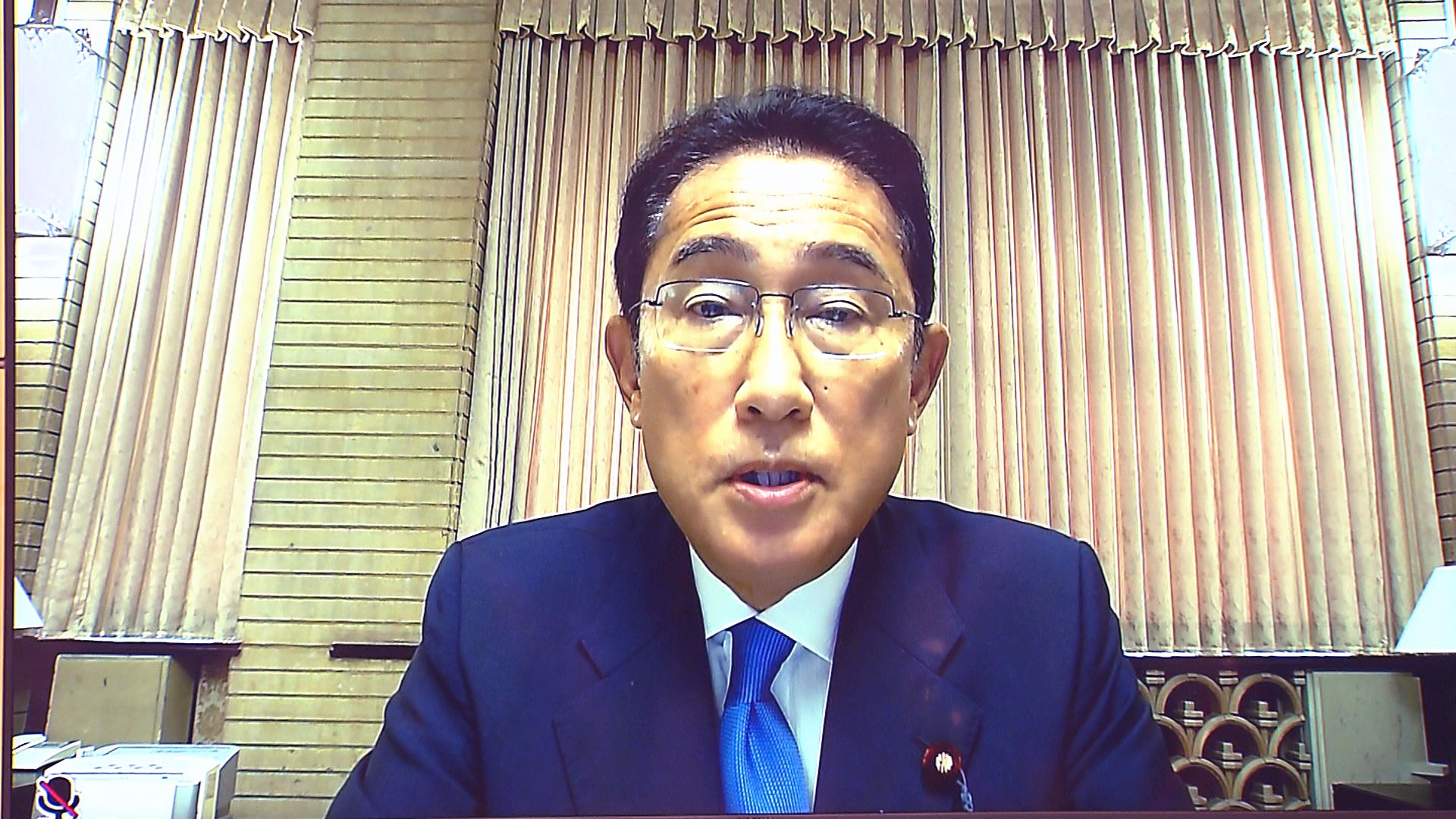 記者の質問に答える岸田総理