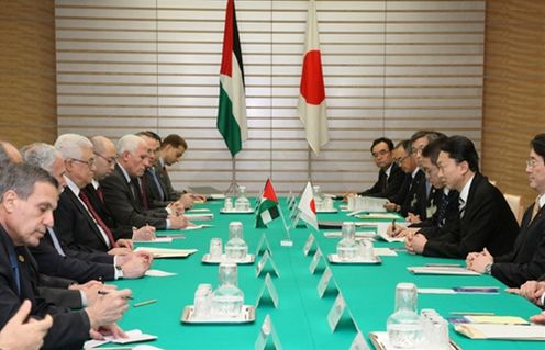 マフムード・アッバース大統領と会談する鳩山総理の写真