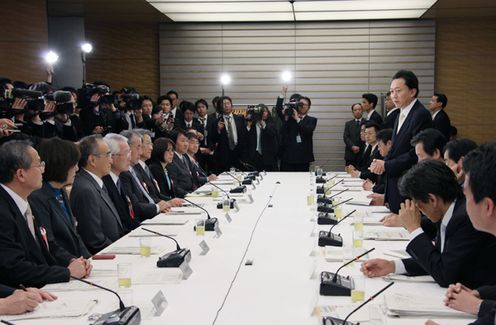知的財産戦略本部であいさつする鳩山総理の写真２