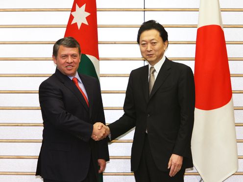 首相と握手する鳩山総理の写真