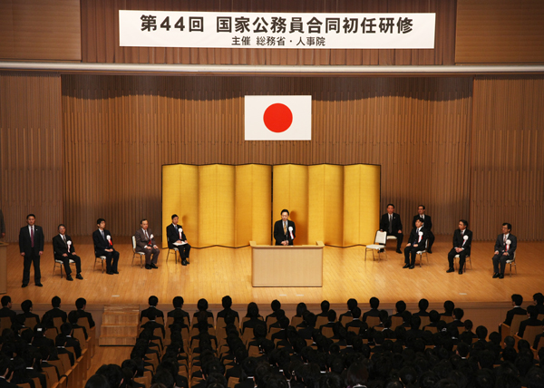 開講式で訓示する鳩山総理の写真１