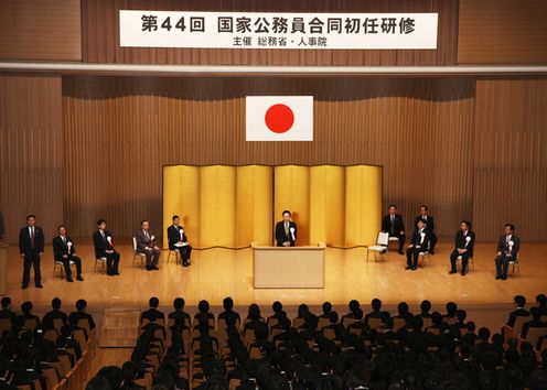 開講式で訓示する鳩山総理の写真１