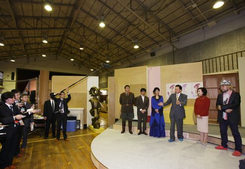 旧体育館を利用した稽古場を視察する鳩山総理の写真２