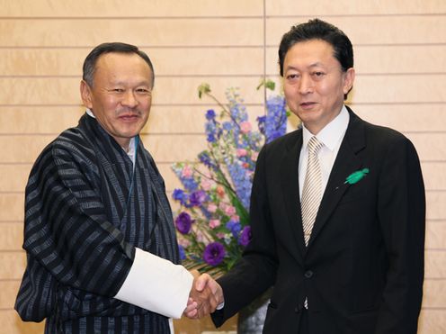 ブータン王国のジグミ・ティンレイ首相と握手する鳩山総理の写真