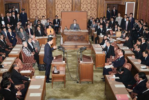 国家基本政策委員会合同審査会（党首討論）に臨む鳩山総理の写真１