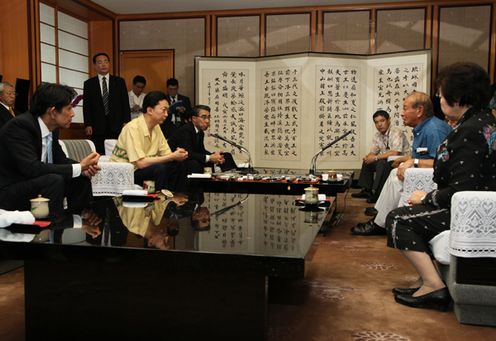 仲井眞沖縄県知事と会談する鳩山総理の写真