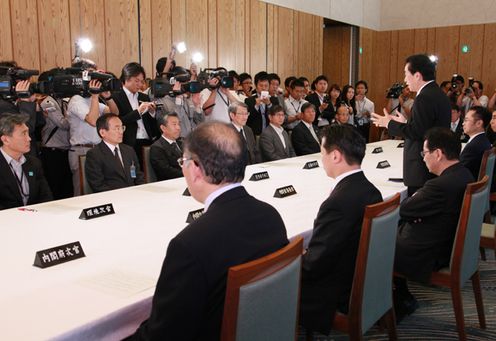 各府省事務次官に指示を行う菅総理の写真３