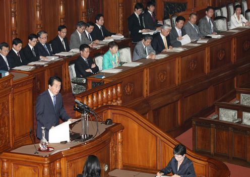 参議院本会議で所信表明演説を行う菅総理の写真２