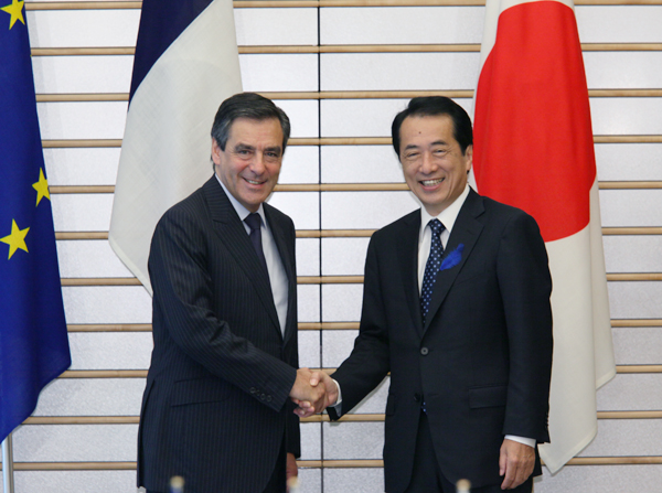 フィヨン仏国首相と握手する菅総理の写真