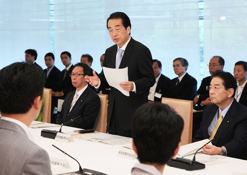 子ども・若者育成支援推進本部会合であいさつする菅総理の写真１