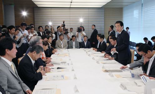 新型インフルエンザ対策本部会合であいさつする菅総理の写真２