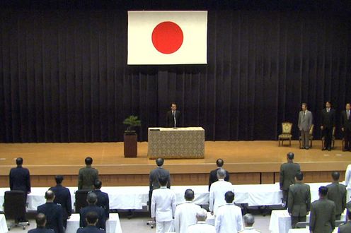 自衛隊高級幹部会同で訓示する菅総理の写真２