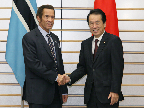 ボツワナ共和国のカーマ大統領と握手する菅総理