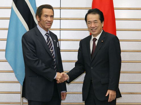 ボツワナ共和国のカーマ大統領と握手する菅総理