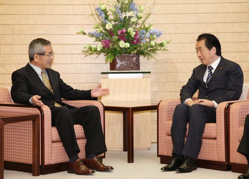 根岸英一パーデュー大学特待教授と談話する菅総理