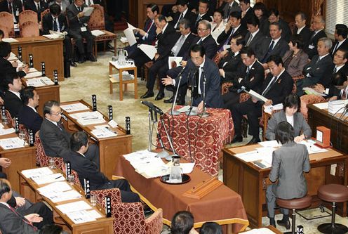 衆議院予算委員会で答弁する菅総理１