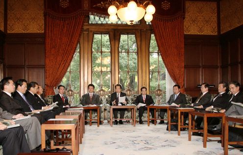 包括的経済連携に関する閣僚委員会で挨拶する菅総理２