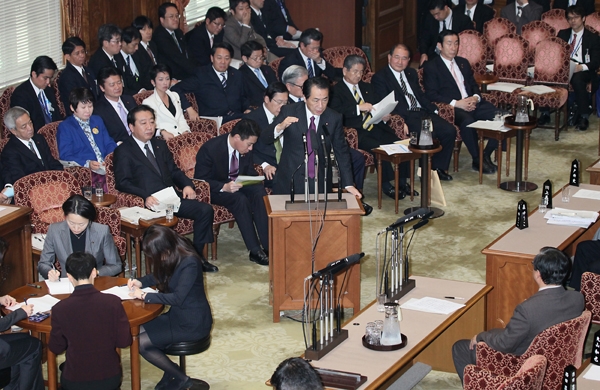 参議院予算委員会で答弁する菅総理１