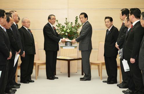 中村長崎県知事により要望書の手交を受ける菅総理２