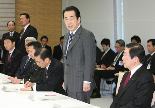 鳥インフルエンザ対策本部であいさつする菅総理１