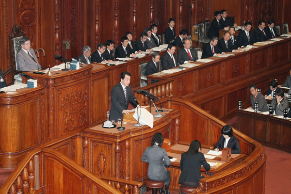 衆議院本会議で施政方針演説を行う菅総理１