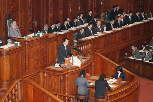 衆議院本会議で施政方針演説を行う菅総理１