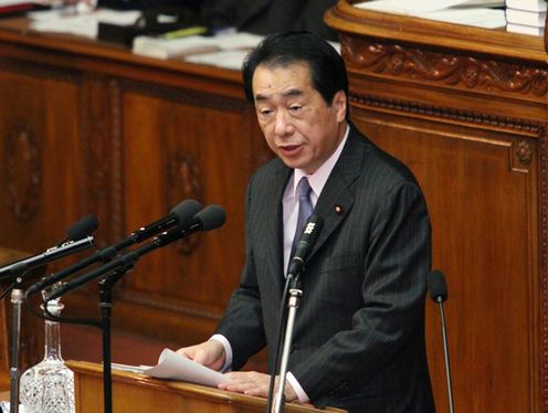衆議院本会議で答弁する菅総理２