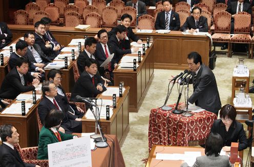 衆議院予算委員会で答弁する菅総理２